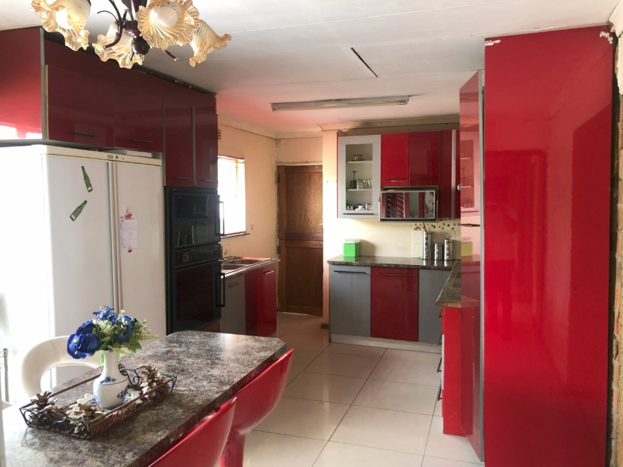 4 Bedroom Property for Sale in Molifi Tau Kloof Free State